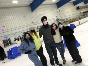 Grupo de médicos residentes patinando sobre hielo