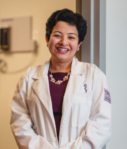 El Dr. Jumee Barooah posa sonriente para una foto