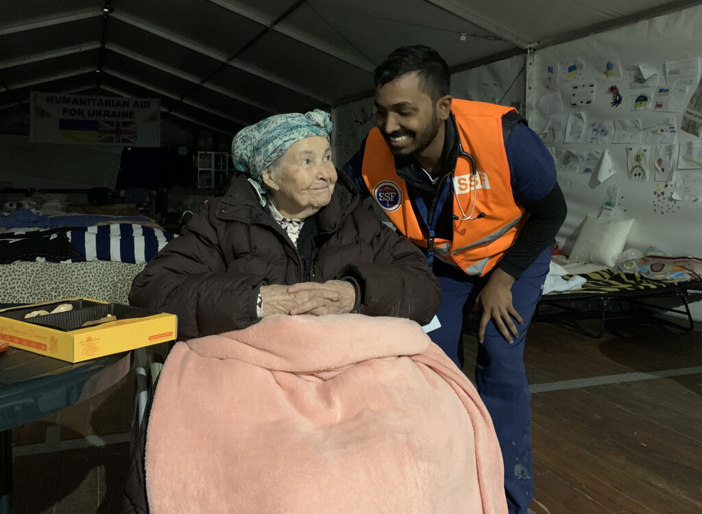 El Dr. Chaitanya Rojulpote, residente de medicina interna en el Centro Wright de Educación Médica de Postgrado, proporcionó tratamiento a Nina, una abuela de 86 años, que estaba al borde del colapso cuando llegó al campo de refugiados de Medyka (Polonia).