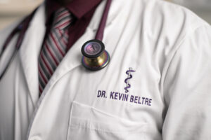Si todo va como está previsto, el Dr. Kevin Beltré seguirá vistiendo la bata de médico y sirviendo a los pacientes durante muchas décadas después de completar su residencia en Medicina Familiar en diciembre en el Centro Wright para la Educación Médica de Posgrado. Beltré, de 32 años, dice que el objetivo de su carrera es trabajar "hasta los 70 años".