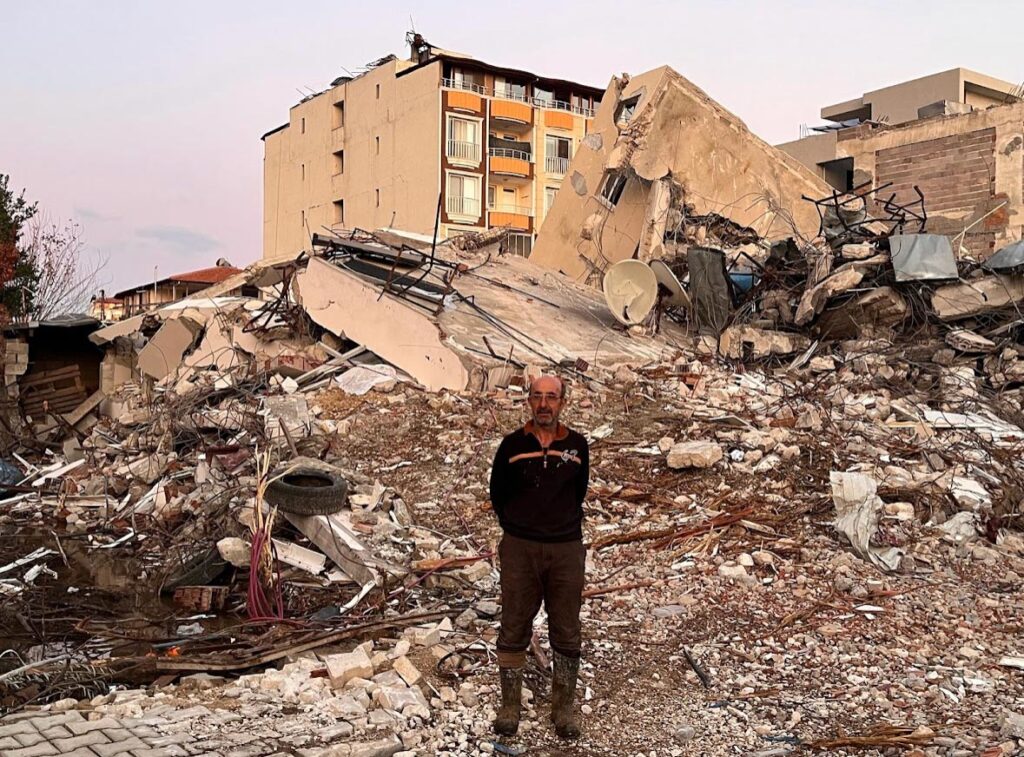 टर्कीमा गएको भूकम्पपछि आफ्नो घर अगाडि एक व्यक्ति