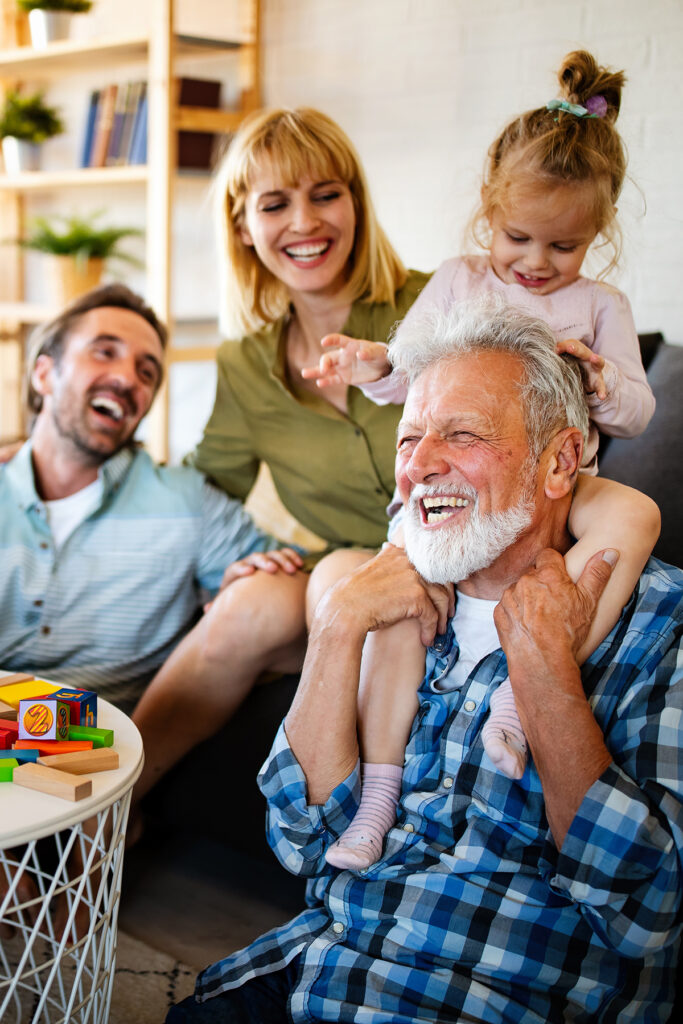 Abuelos mayores jugando con sus nietos y divirtiéndose en familia